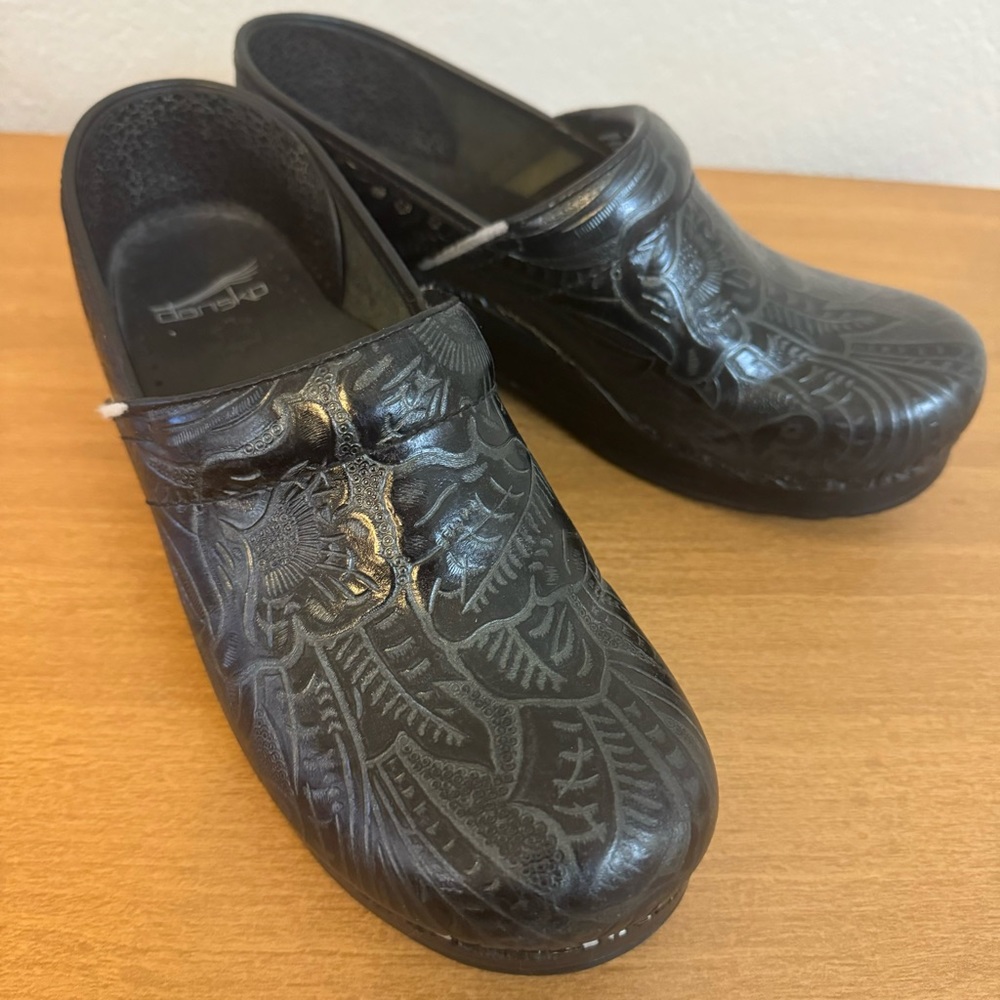 Dansco Black Clogs size 39 =8.5-9‎